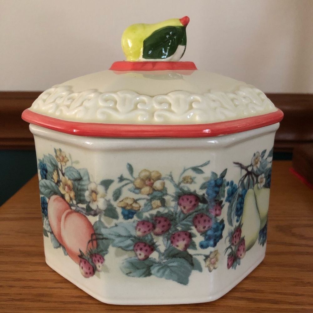 Vintage Sweet Country Harvest Avon Lidded Dish.
